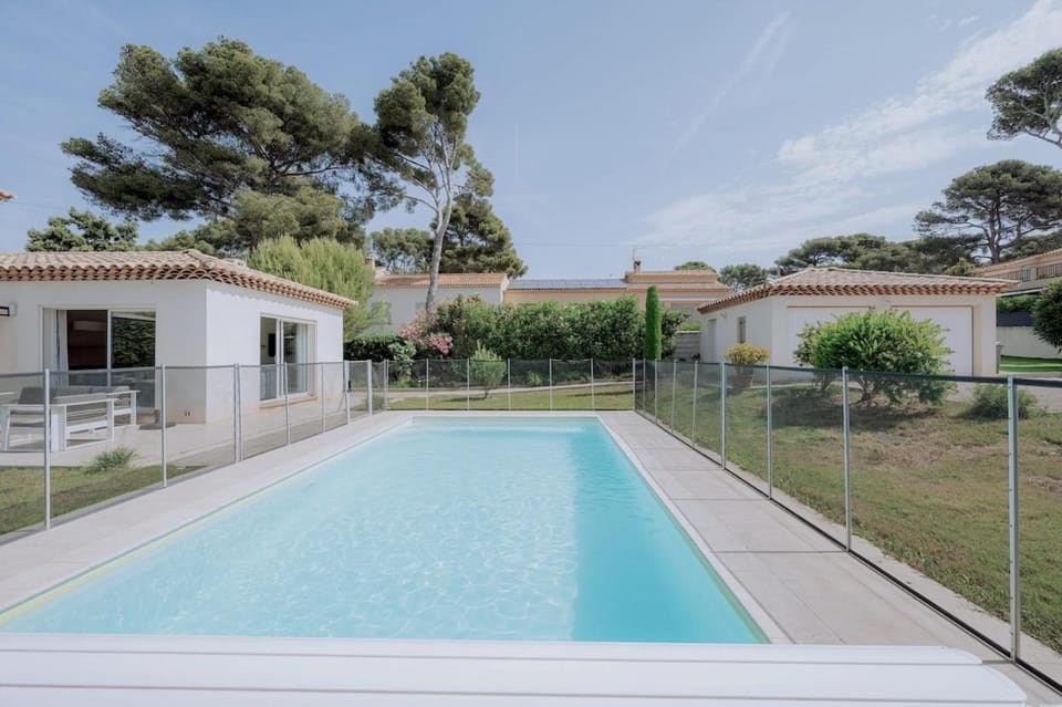 Property building, Garden, Swimming pool