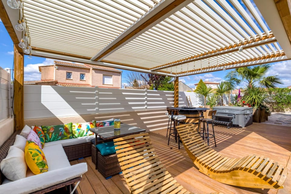 Property building, Balcony/Terrace, Living room