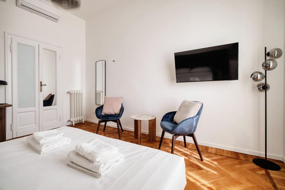 Bed, TV and multimedia, Seating area, Bedroom