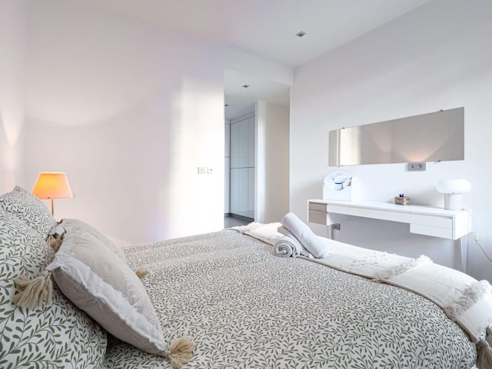 Bed, Photo of the whole room, Bedroom, towels