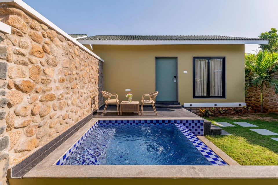 Seating area, Pool view