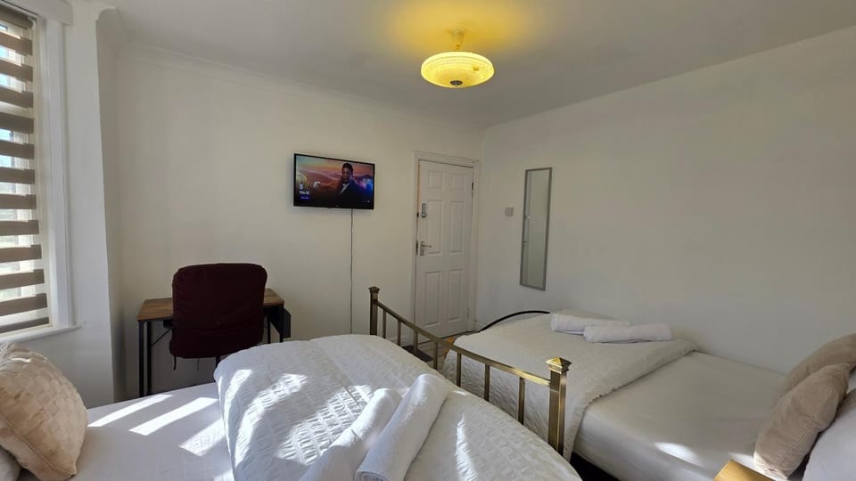 Bed, TV and multimedia, Photo of the whole room, Bedroom