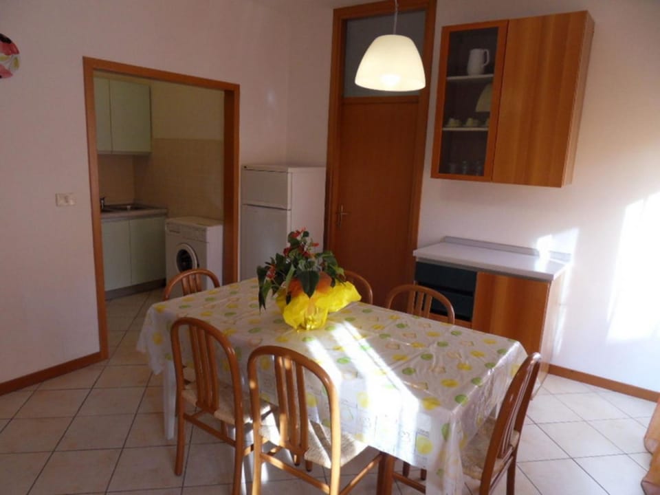 Restaurant/places to eat, Living room, Seating area