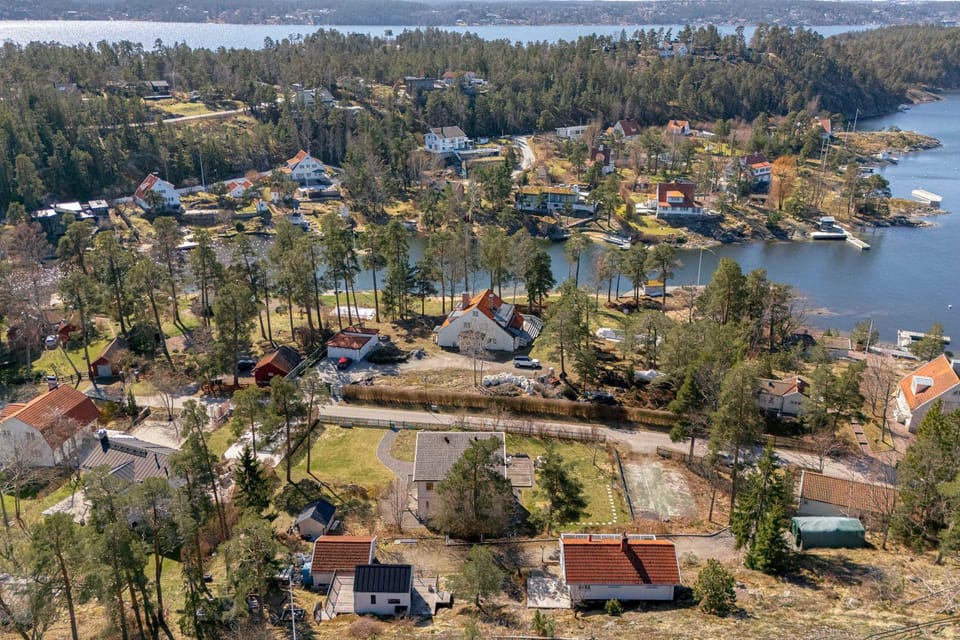 Renovated Swedish Villa Lake Views Beach Access Villa in Stockholm County