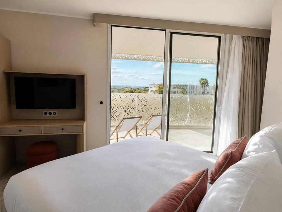 Bed, TV and multimedia, View (from property/room), Bedroom