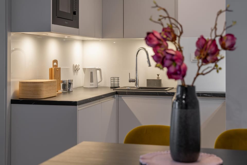 Coffee/tea facilities, Kitchen or kitchenette, Decorative detail, Dining area, microwave, oven, stove, kitchen