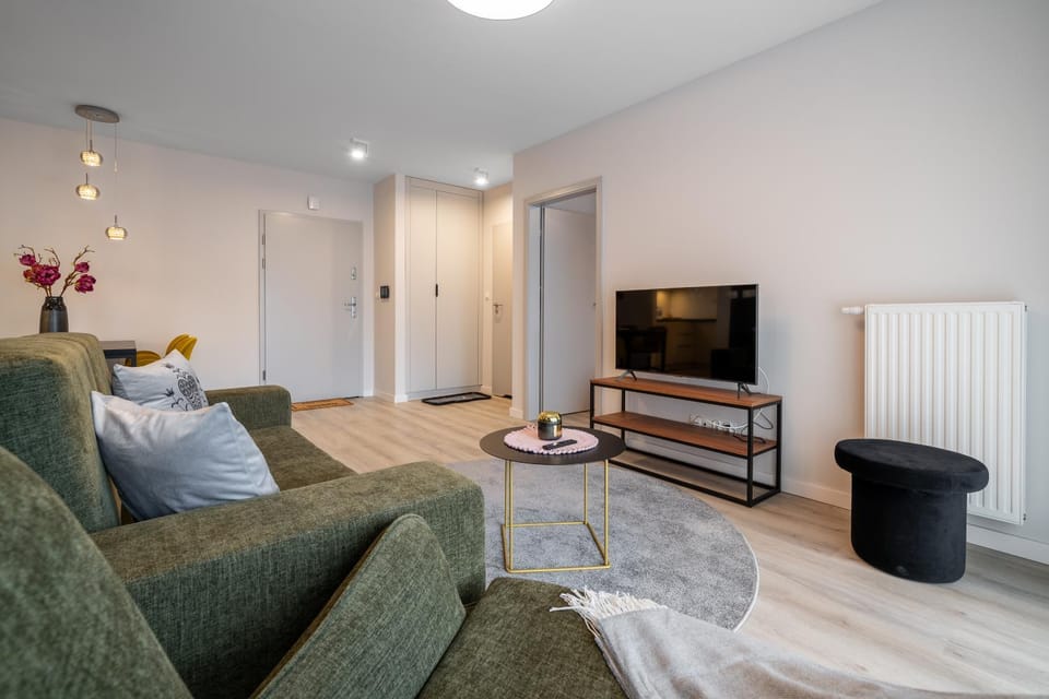 TV and multimedia, Living room, Seating area, Evening entertainment