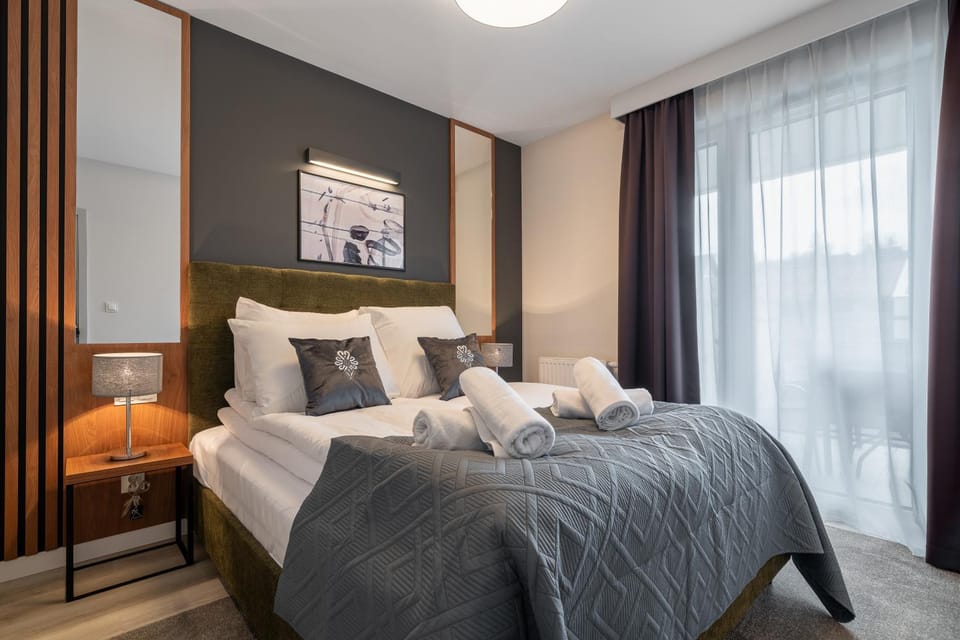 Bed, Photo of the whole room, Bedroom, towels