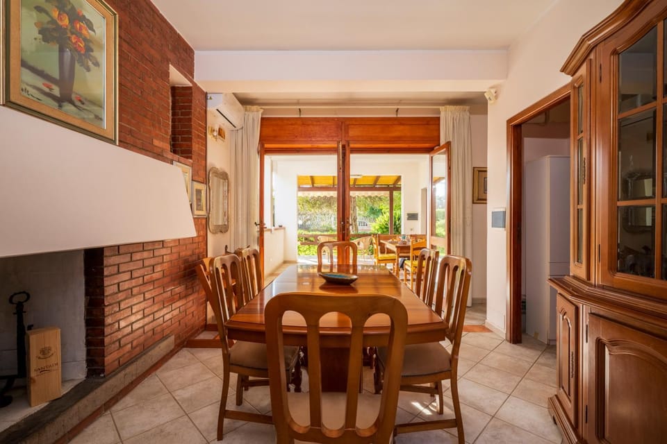 Dining area, fireplace