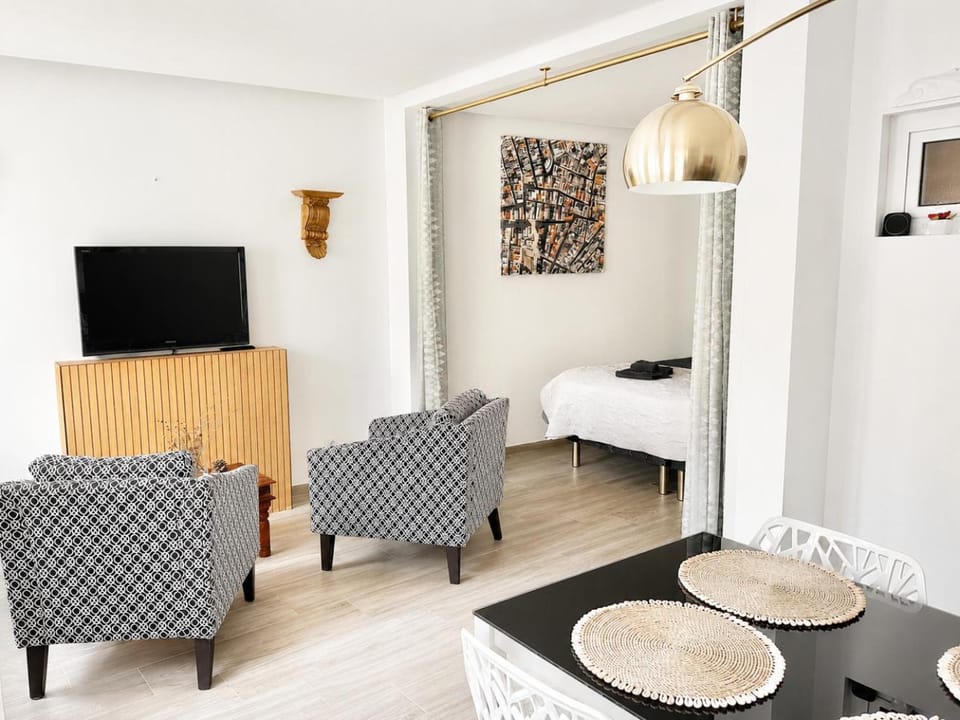 TV and multimedia, Seating area, Dining area, Food