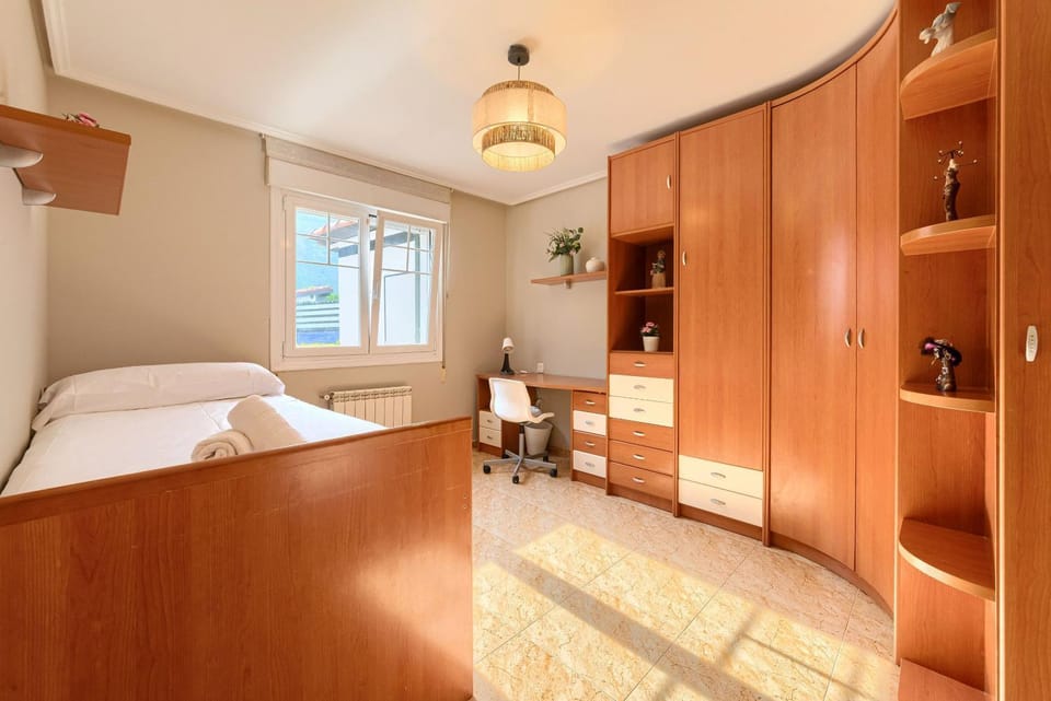 Chalet con piscina privada en playa de Sonabia House in Cantabria