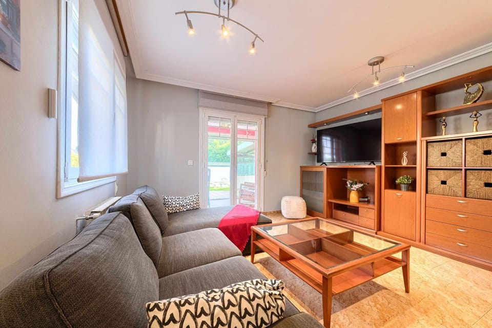 Chalet con piscina privada en playa de Sonabia House in Cantabria