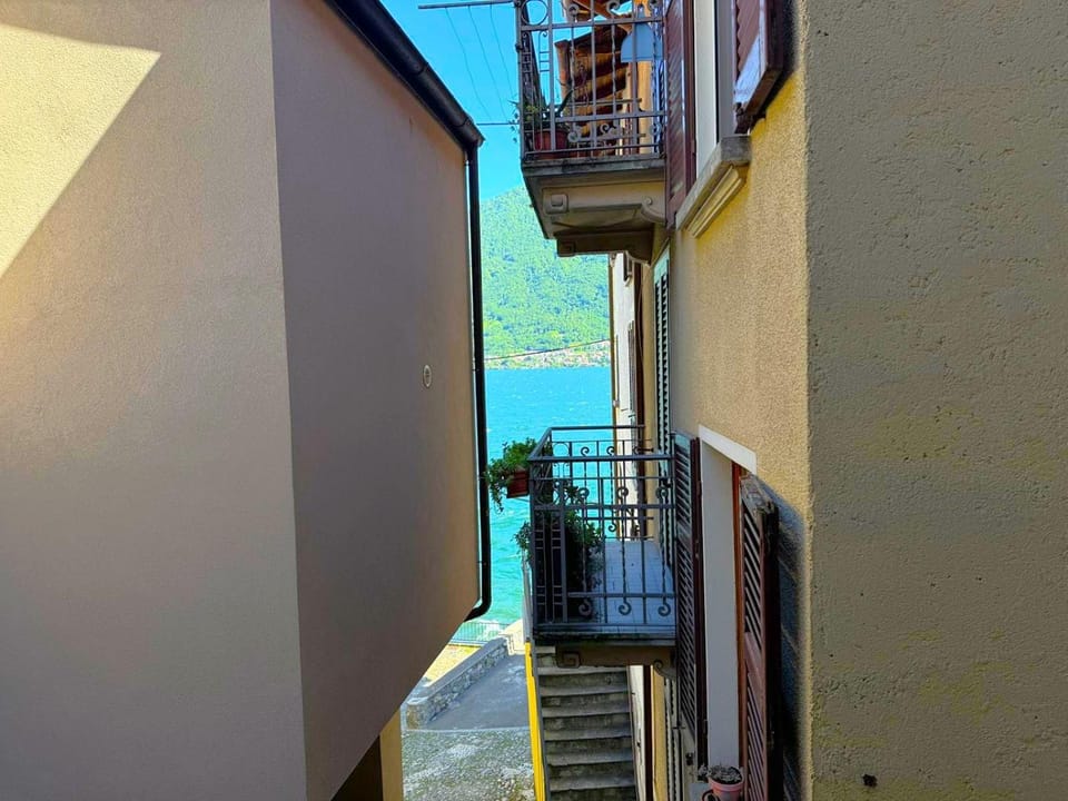 White Suite Lakeside Apartment in Tremezzina