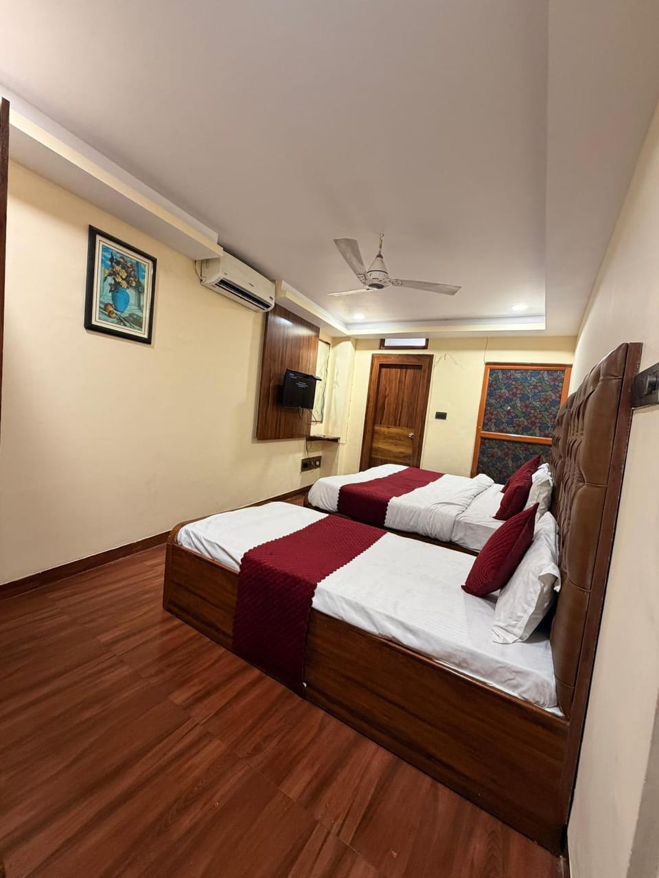 Bed, Photo of the whole room, Bedroom, City view, towels, wardrobe, air conditioner