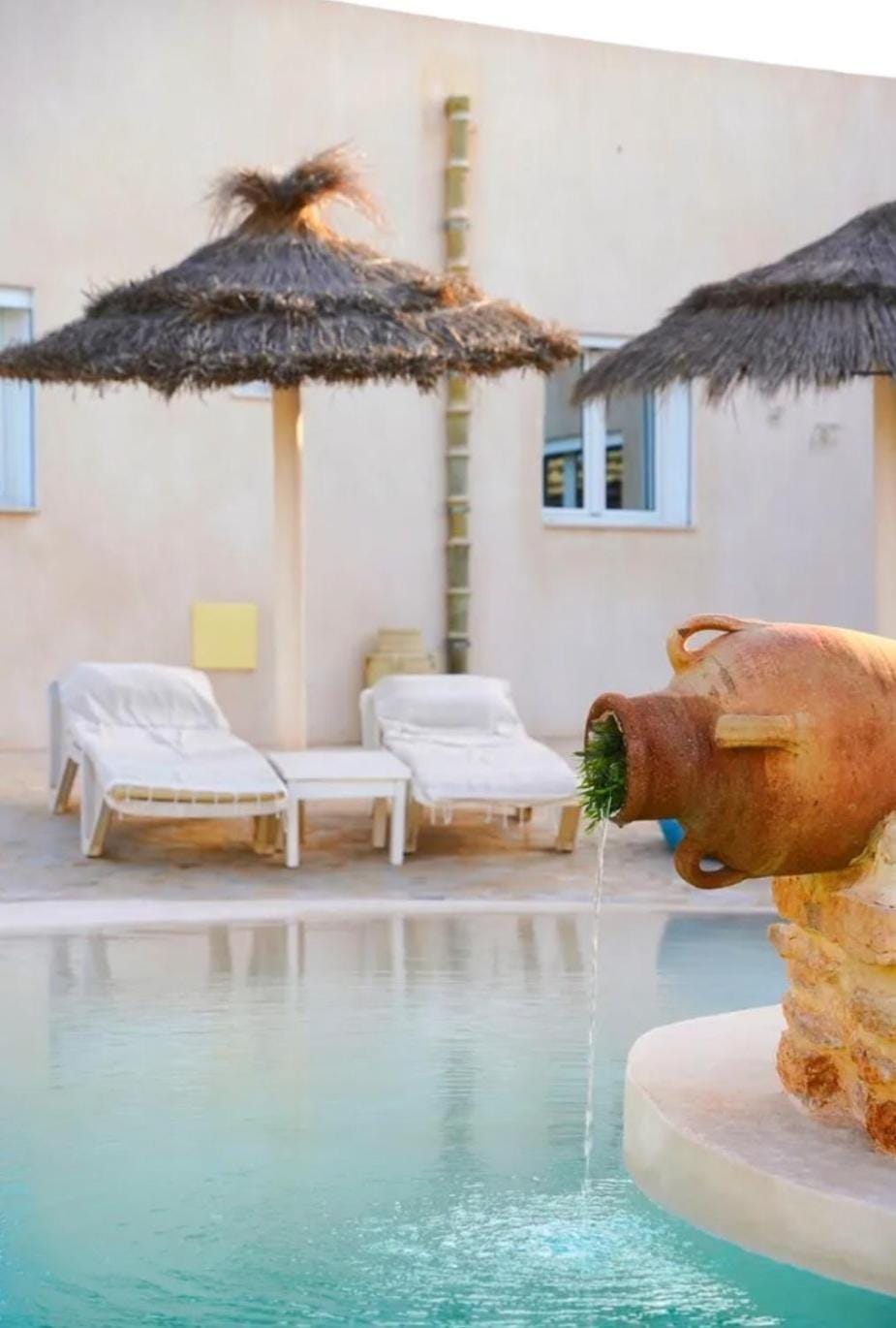 Patio, Swimming pool, sunbed