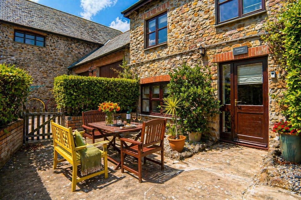 Property building, Patio, Spring, Day, Garden, Dining area