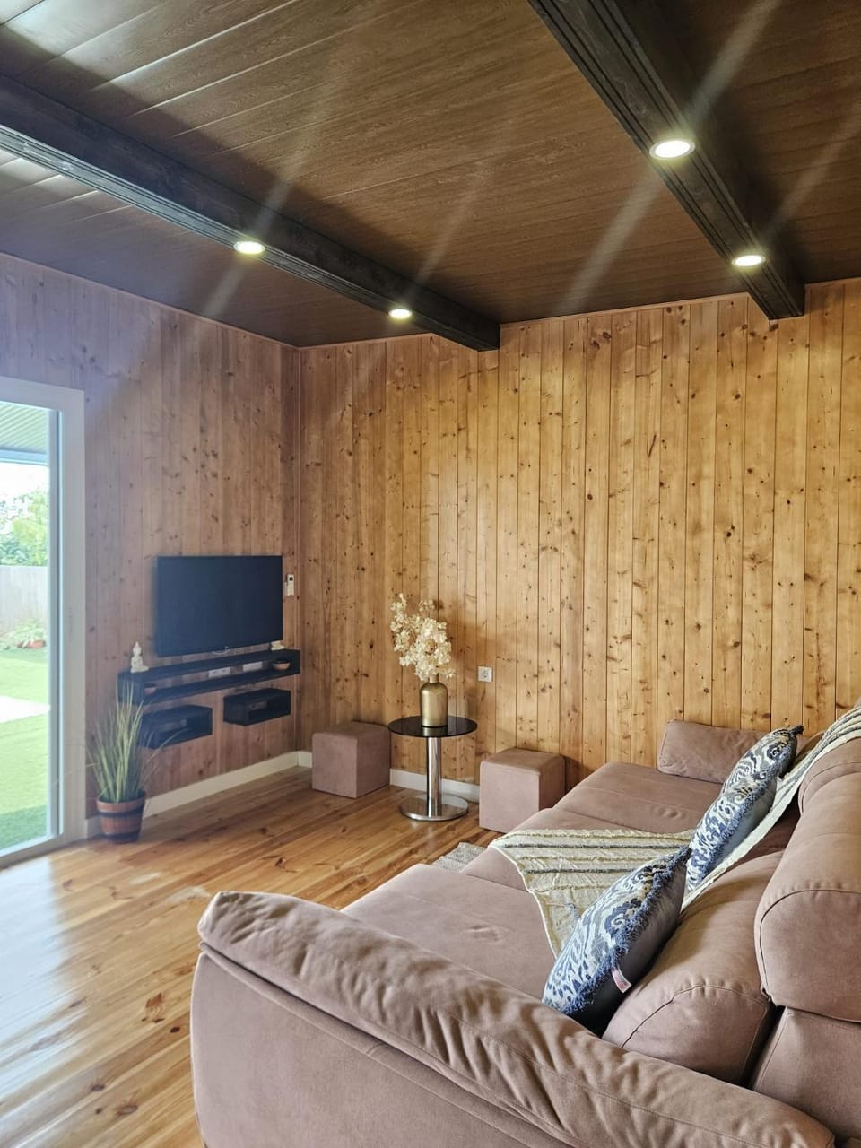 Communal lounge/ TV room, TV and multimedia, Living room, Seating area, Evening entertainment