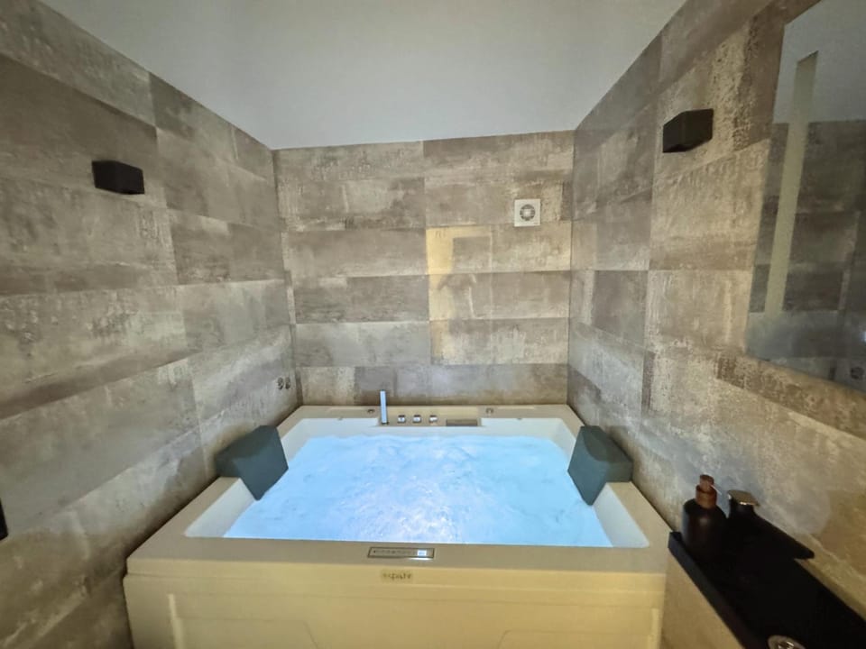 Hot Tub, Bath