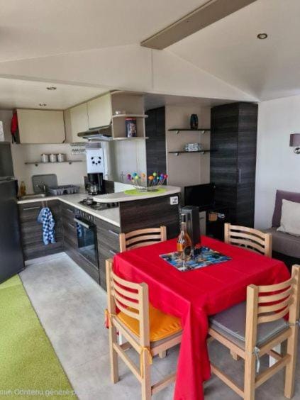 Kitchen or kitchenette, Dining area, dishwasher, oven, stove