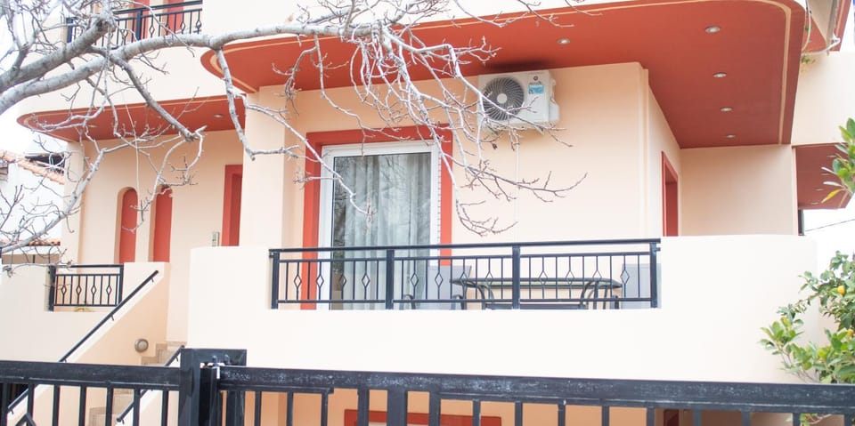 Facade/entrance, Neighbourhood