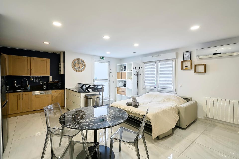 Kitchen or kitchenette, Living room, Seating area, Dining area, stove