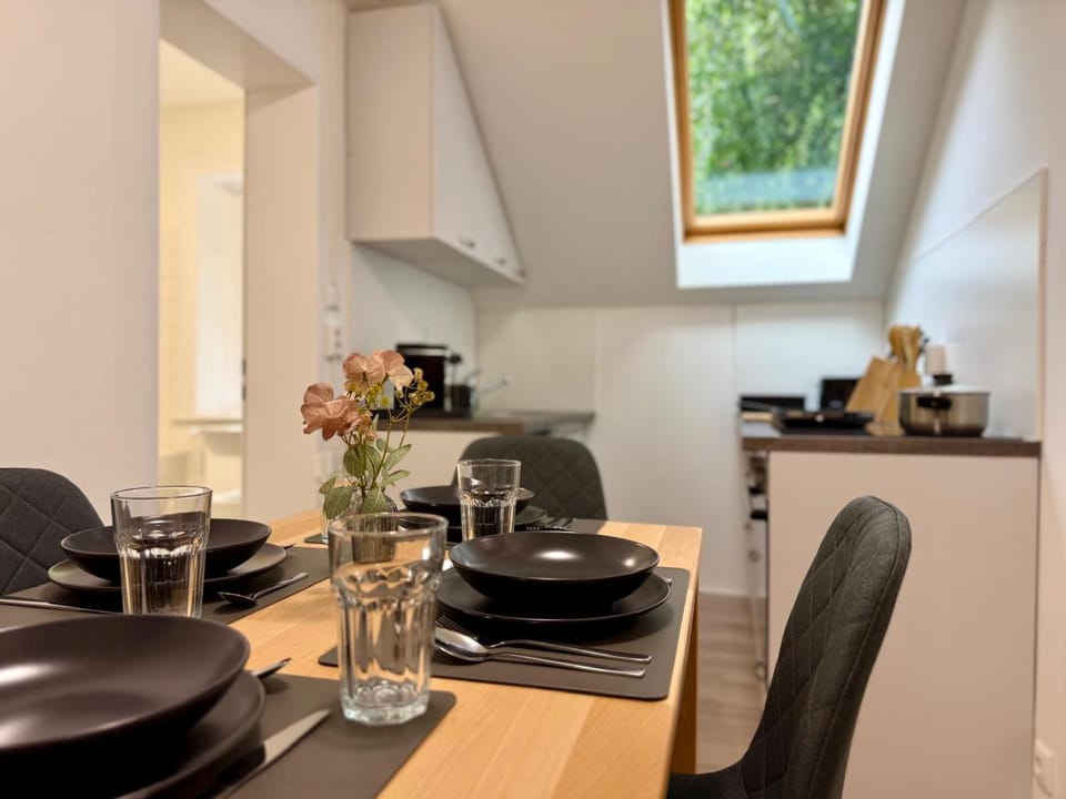 Coffee/tea facilities, Kitchen or kitchenette, Seating area, Dining area