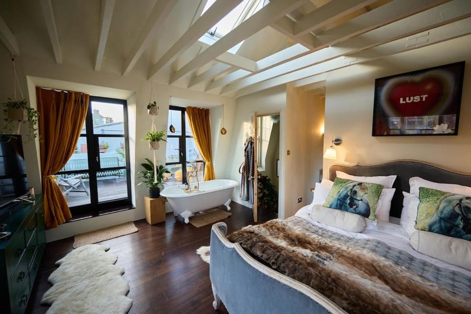 London's Wildest Stay - Sleeps 6 - Roof Terrace House in London Borough of Hackney