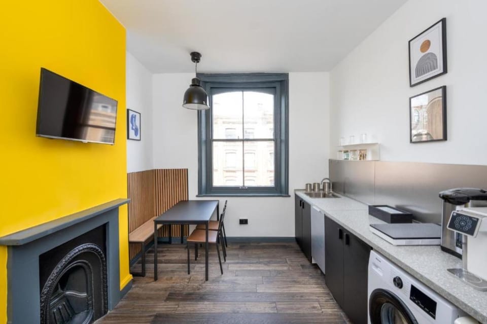 Kitchen or kitchenette, Dining area, Communal kitchen, stove, washing machine