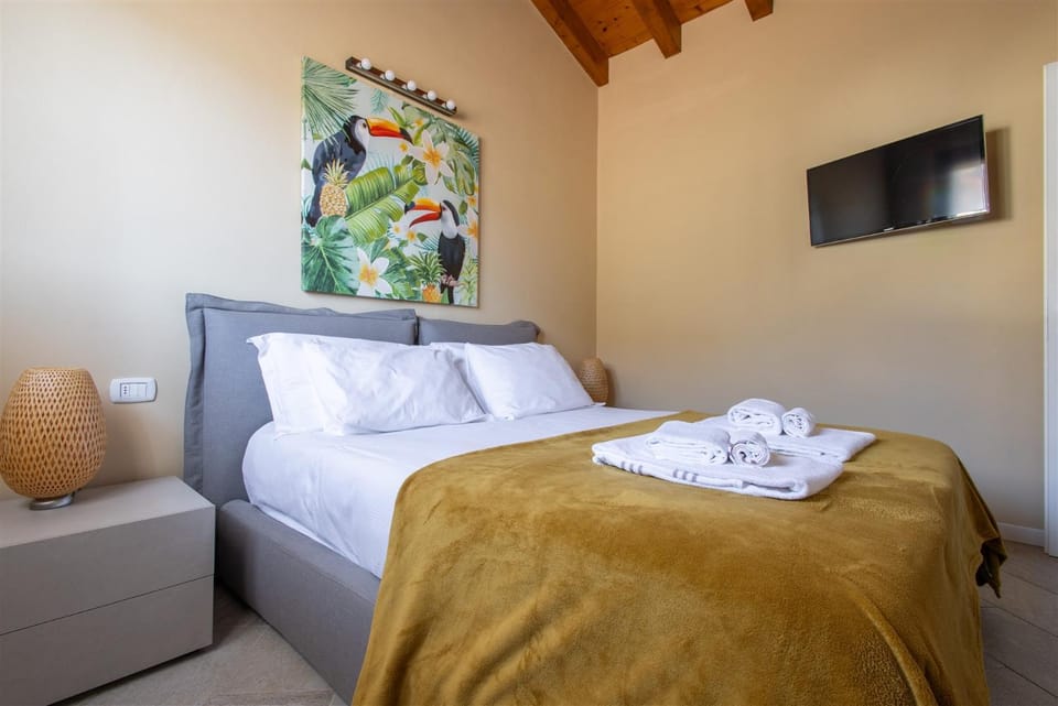 Bed, TV and multimedia, Photo of the whole room, Bedroom, towels