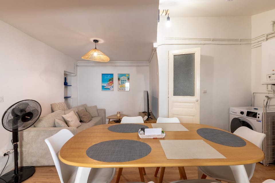 Seating area, Dining area, Inner courtyard view, washing machine