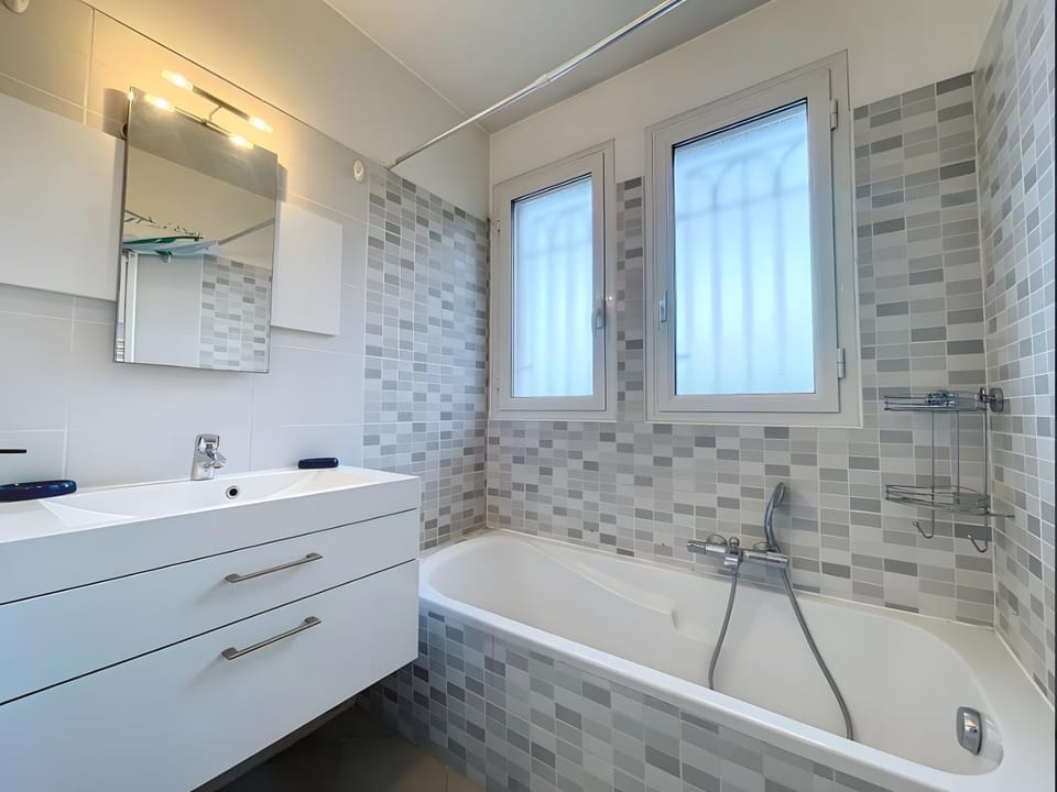 Bathroom, Living room