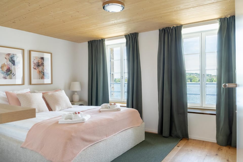 Bedroom, Lake view