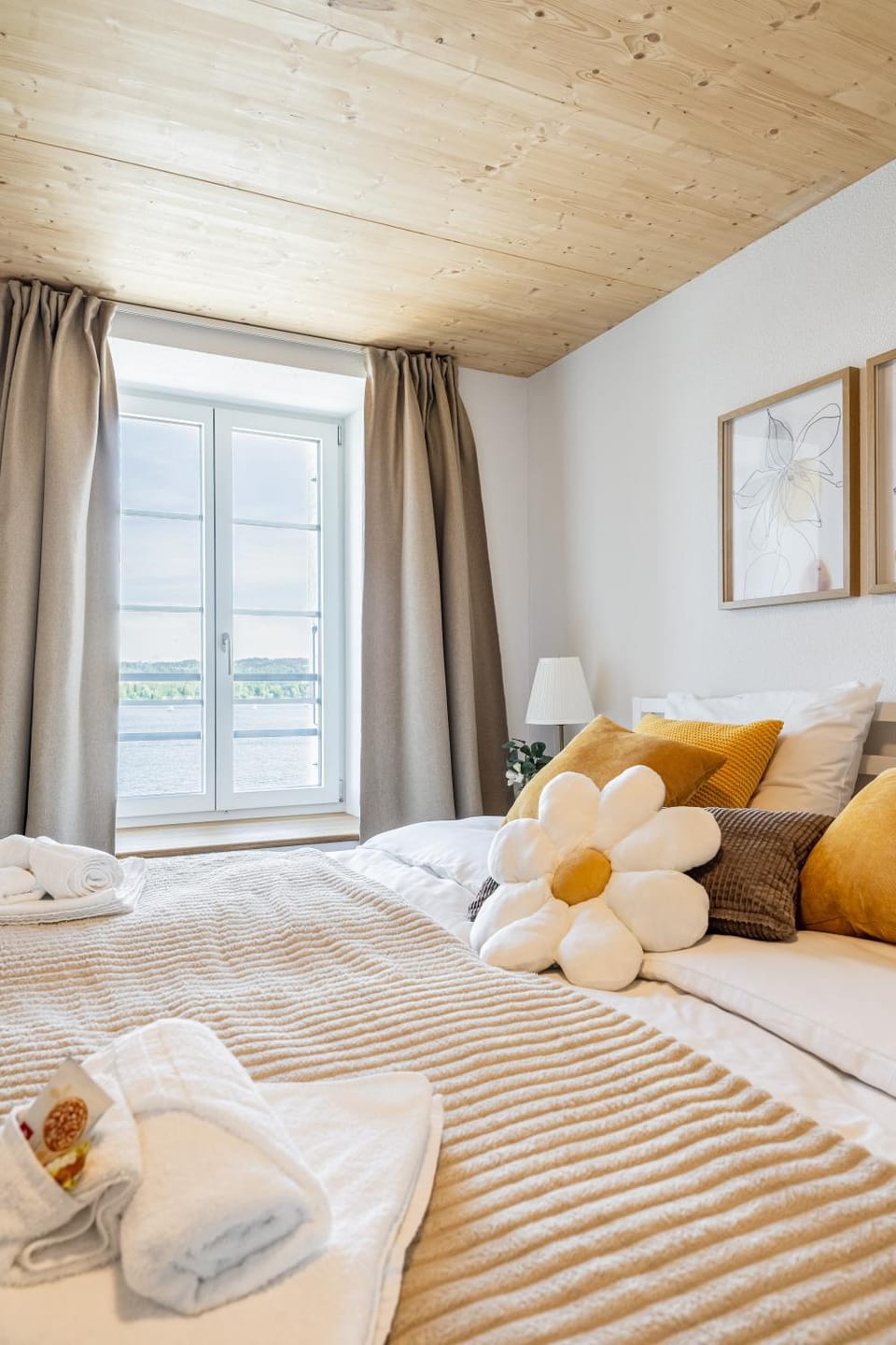 Bedroom, Lake view
