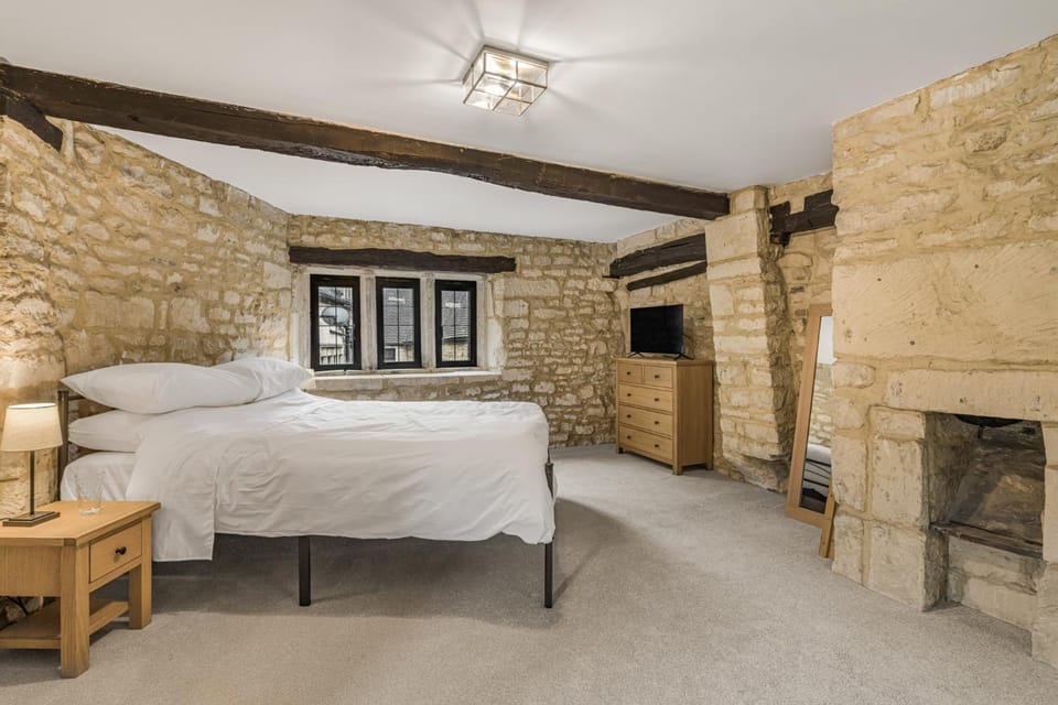 Bed, TV and multimedia, Bedroom