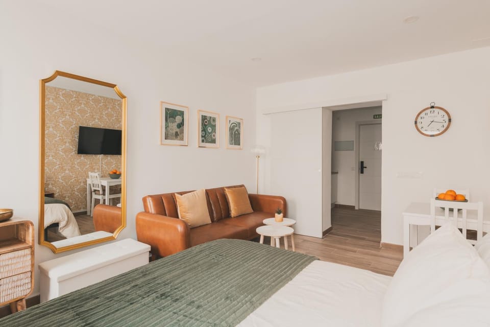 Bed, Photo of the whole room, Seating area, Bedroom