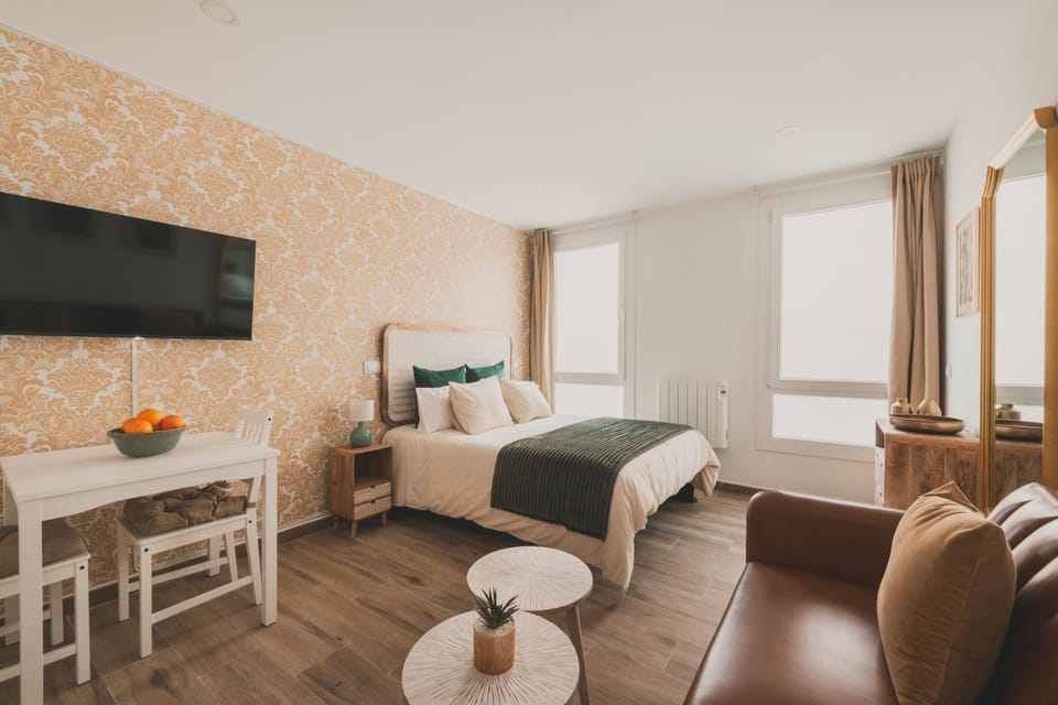 Bed, TV and multimedia, Living room, Photo of the whole room, Seating area, Bedroom