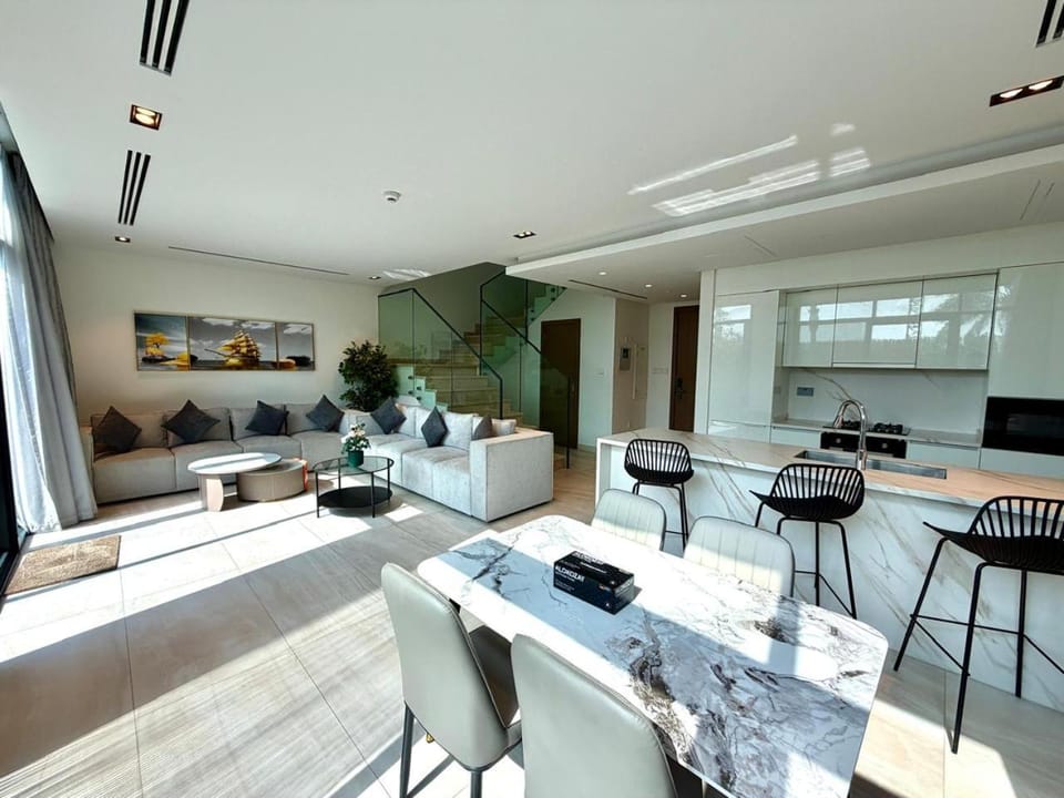 TV and multimedia, Living room, Seating area, Dining area