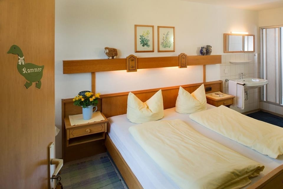 Ferienwohnung Seeblick mit zusätzl Doppelzimmer, Hof Alpenseeblick, NesselwangAttleseeAllgäu Apartment in Bavaria