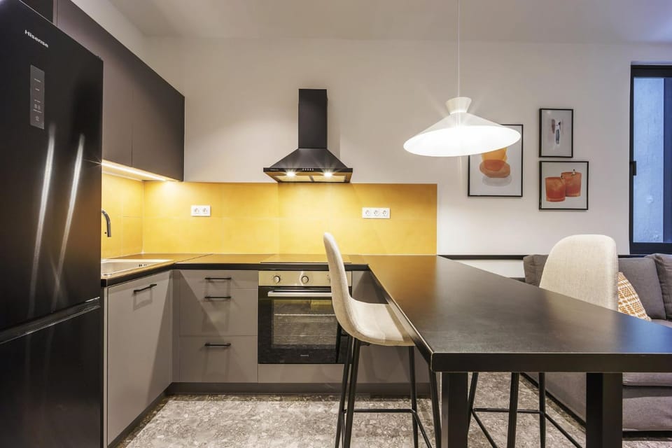 Kitchen or kitchenette, Dining area