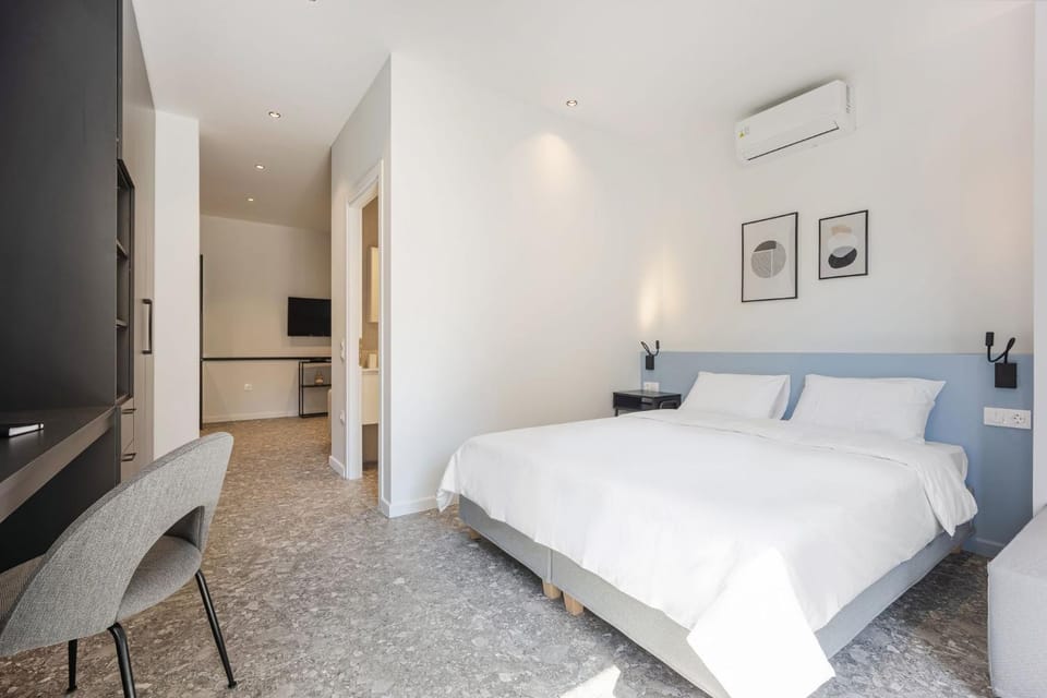 Bed, Photo of the whole room, Bedroom, air conditioner