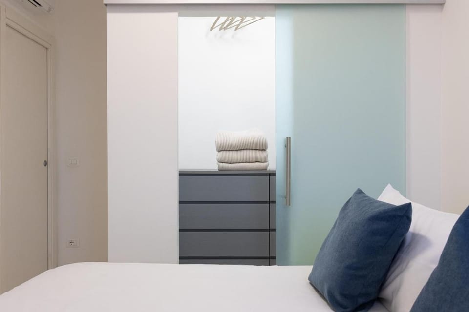 Photo of the whole room, Bedroom, wardrobe
