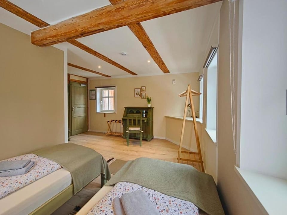 Bed, Photo of the whole room, Seating area