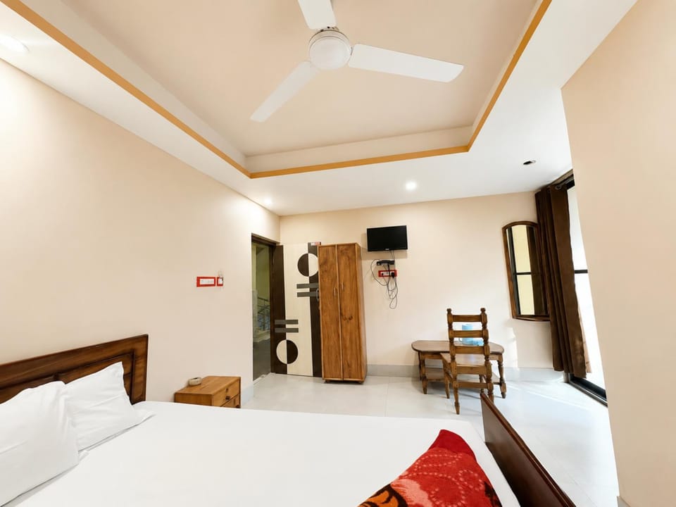 Communal lounge/ TV room, Bed, TV and multimedia, Photo of the whole room, Evening entertainment, Bedroom, Breakfast, fireplace, wardrobe