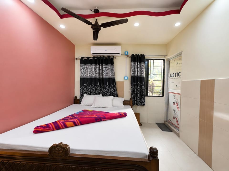 Bed, Photo of the whole room, Bedroom, fireplace, towels, wardrobe