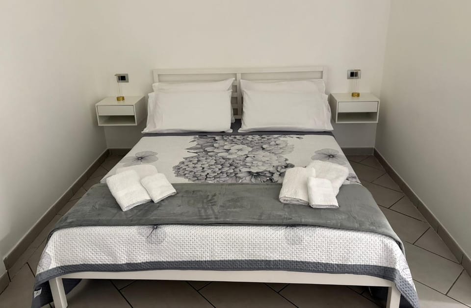 Bed, Bedroom, towels