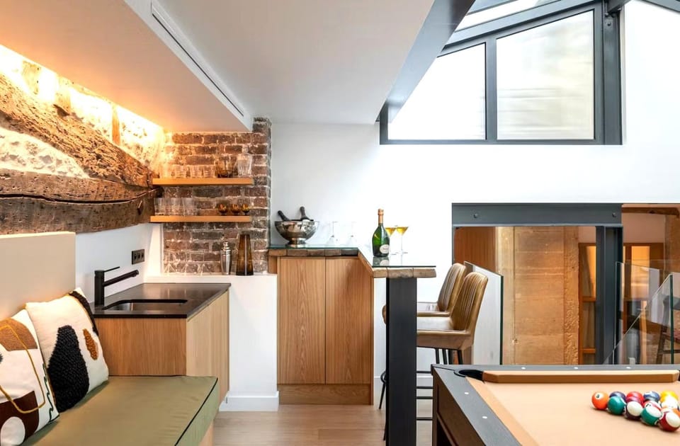 Kitchen or kitchenette, Living room, Seating area, Dining area