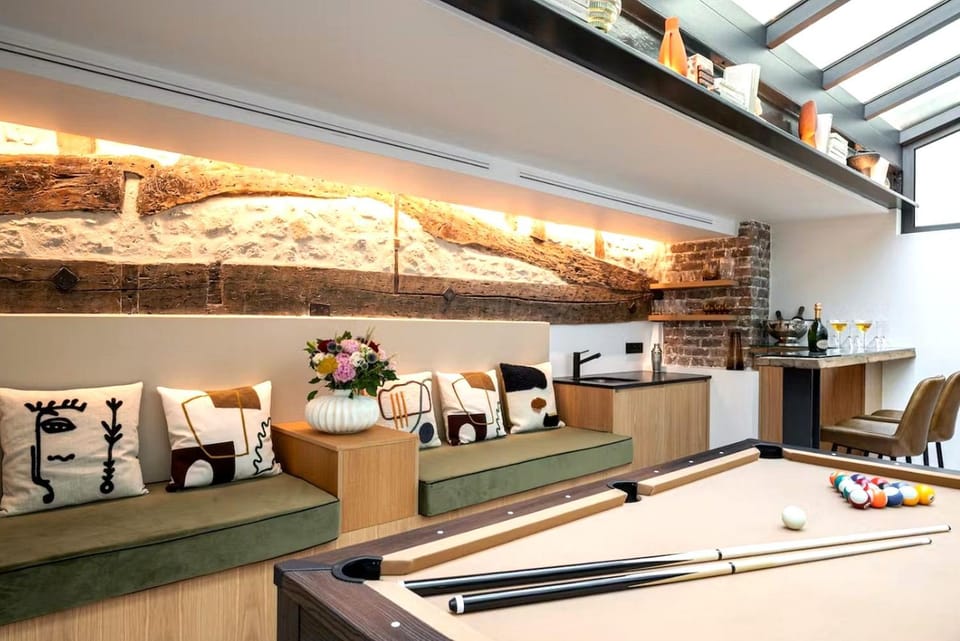 Billiard, Living room, Seating area