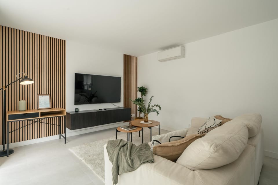 TV and multimedia, Living room, Seating area, air conditioner