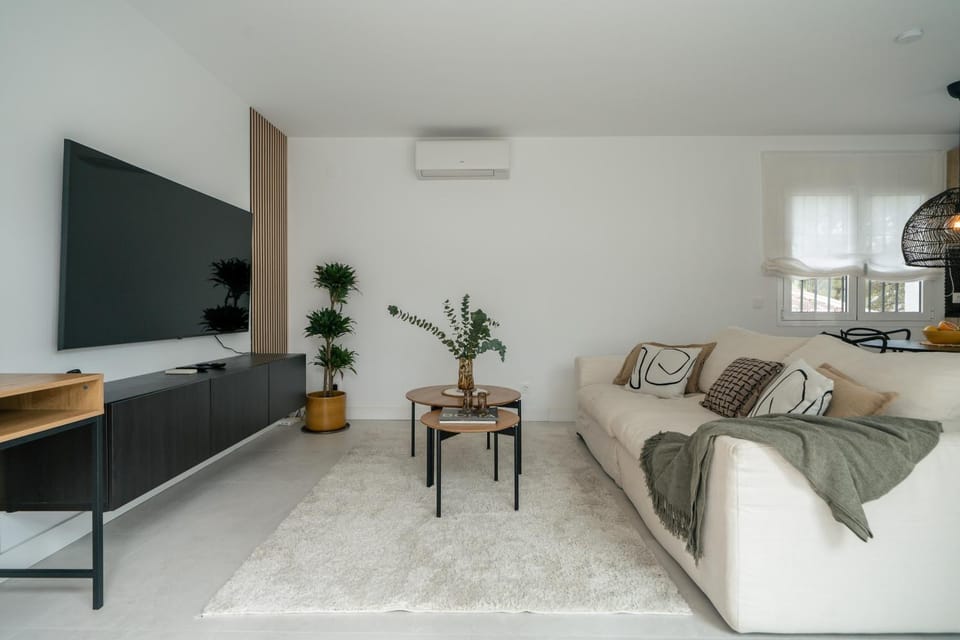 TV and multimedia, Living room, Seating area, air conditioner