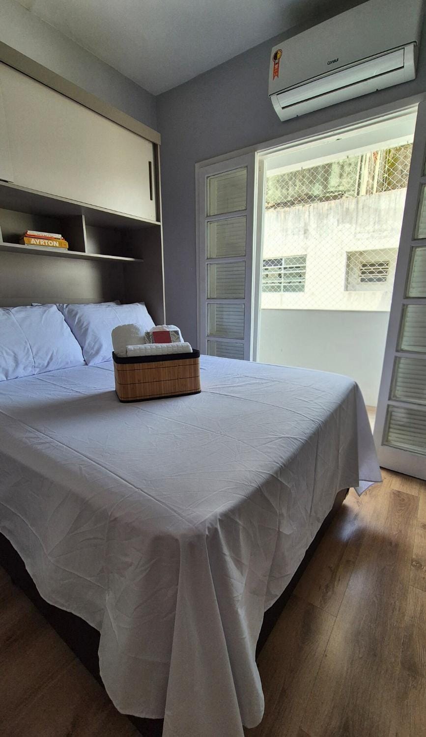 Bed, Balcony/Terrace, air conditioner